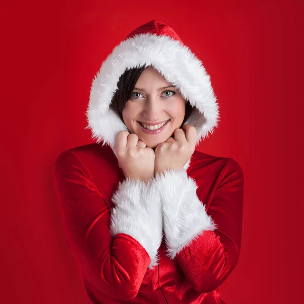 Kırmızı arka planda Noel gülümseyen kadın portre. — Stok fotoğraf
