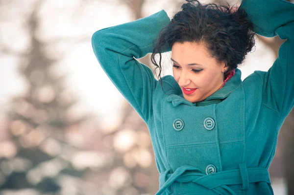 Portret van mooi meisje in de winter wandelen in de sneeuw — Stockfoto