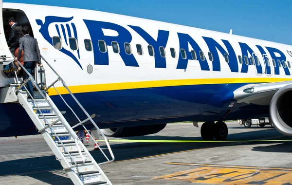 Personas Que Embarcan Avión Ryanair Jet Aeropuerto Bolonia Italia — Foto de Stock