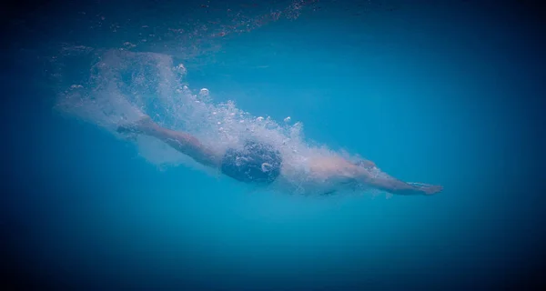 Vista Subaquática Homem Mergulho Piscina — Fotografia de Stock