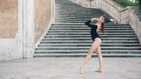年轻美丽的芭蕾舞演员在罗马 意大利西班牙台阶上跳舞 芭蕾舞女演员项目 — 图库照片