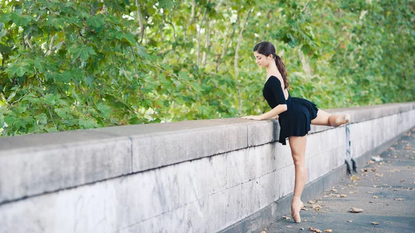 Joven Hermosa Bailarina Bailando Ribera Del Río Tevere Roma Italia —  Fotos de Stock