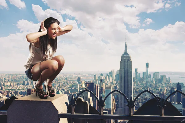 Güzel kız müzik üzerinde çatı üzerinde ayakta dinlemek m — Stok fotoğraf