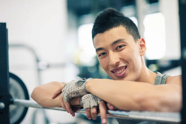 Jeune homme se reposant dans la salle de gym . — Photo