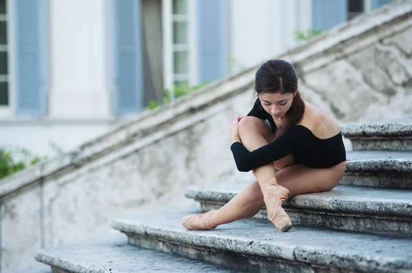 Young beautiful ballerina posing on the Spanish Steps in Rome, I — Stock Photo, Image