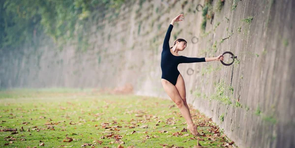 Jovem bela bailarina dançando na margem do rio Tevere em Roma, I — Fotografia de Stock