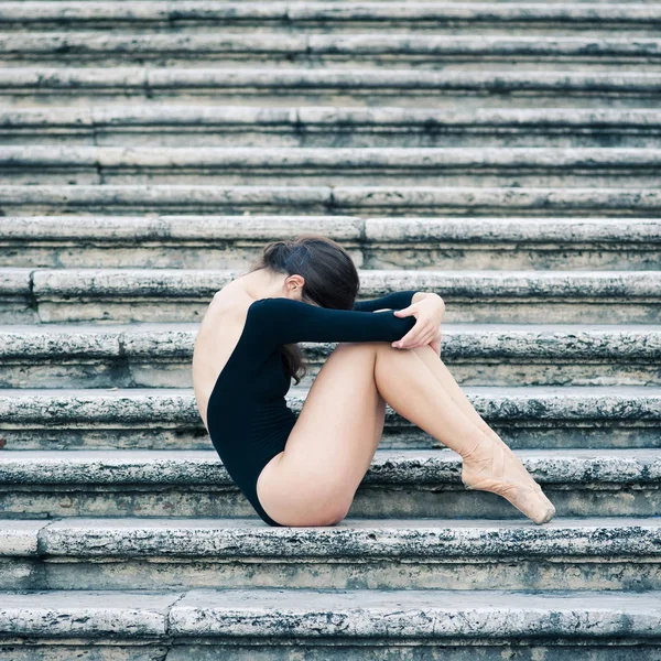 Roma 'da Ispanyol merdivenleri 'nde poz veren genç güzel balerin, — Stok fotoğraf