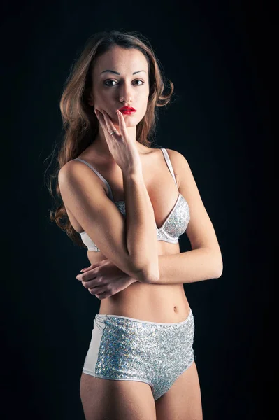 Mooie Sexy Vrouw Portret Met Glanzende Lingerie Zwarte Achtergrond — Stockfoto
