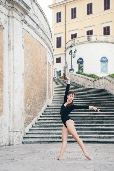 Jovem Bailarina Linda Dançando Escadaria Espanhola Roma Itália Projeto Ballerina — Fotografia de Stock
