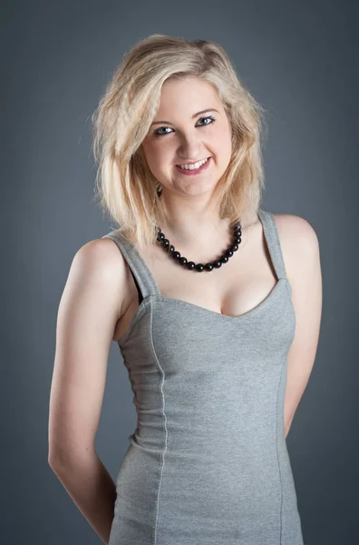 Portrait Adolescente Blonde Sur Fond Sombre — Photo