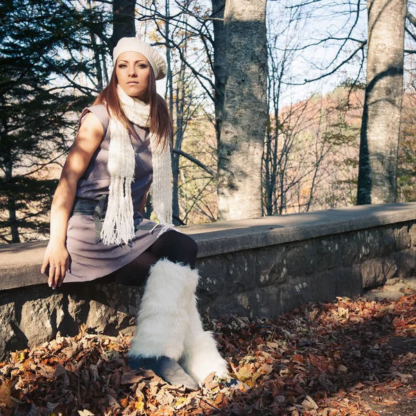 Jeune femme portrait d'automne en plein air . — Photo