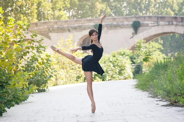 Joven Hermosa Bailarina Bailando Ribera Del Río Tevere Roma Italia —  Fotos de Stock