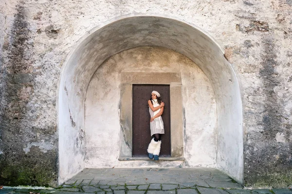 Mooie vrouw portret met oude gebouw als achtergrond. Fu — Stockfoto