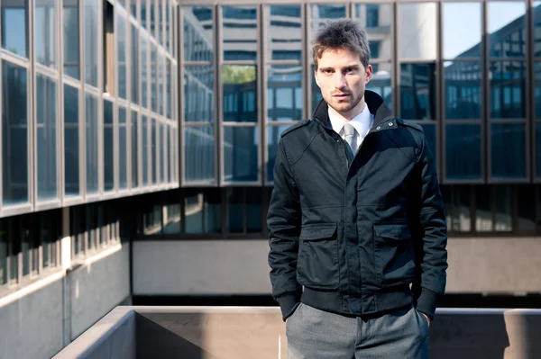 Retrato Hombre Negocios Con Edificio Moderno Como Fondo —  Fotos de Stock