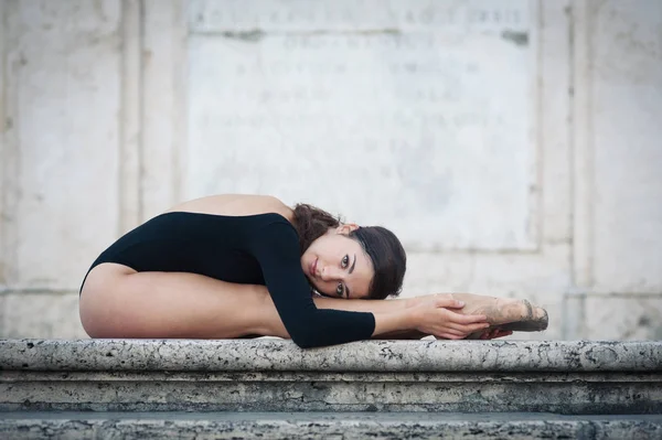 Mladé Krásné Tanečnice Tančí Španělské Schody Římě Itálie Projekt Baletka — Stock fotografie