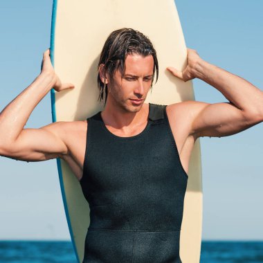 Sörf tahtası ile denizde genç yakışıklı adam portre. Filtre 