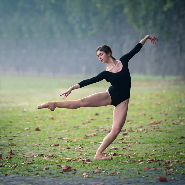 Jeune belle ballerine dansant au bord de la rivière Tevere à Rome, I — Photo
