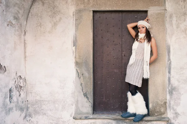 Mooie vrouw portret met oude gebouw als achtergrond. Fu — Stockfoto