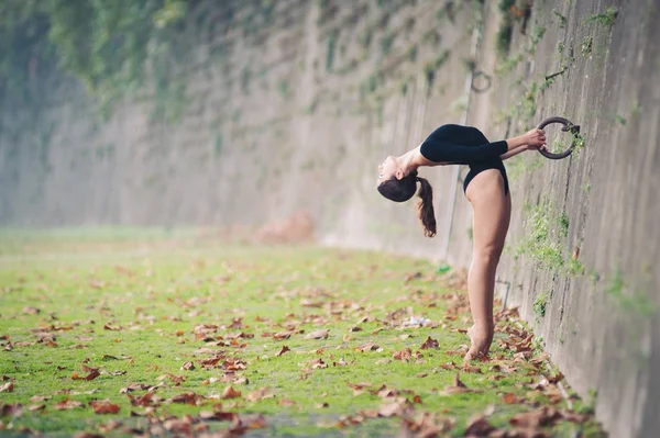 Balerina muda yang cantik menari di tepi sungai Tevere di Roma, saya — Stok Foto