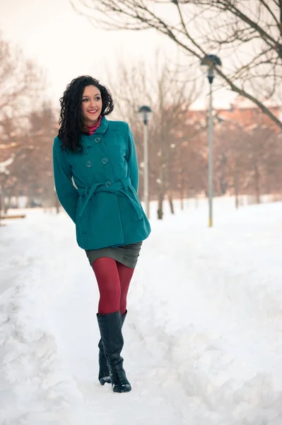 Télen a hóban séta a gyönyörű lány portréja. — Stock Fotó