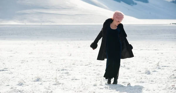 Portrait of beautiful woman with snow in winter landscape. — Stock Photo, Image