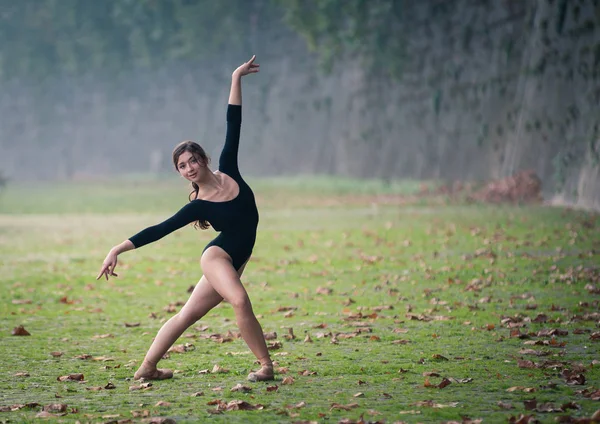 Jovem bela bailarina dançando na margem do rio Tevere em Roma, I — Fotografia de Stock