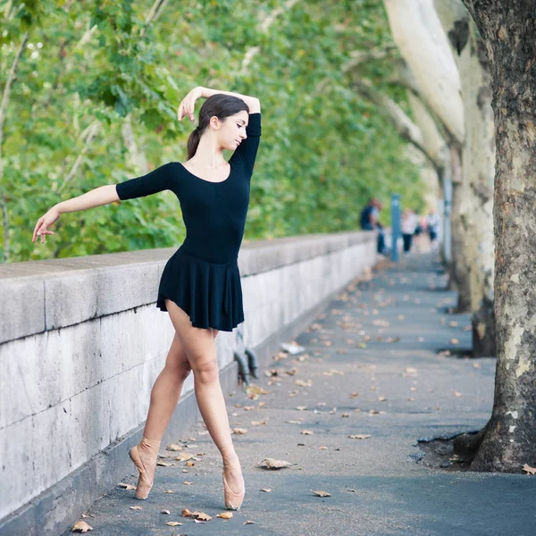 意大利罗马的特维尔河边 年轻美丽的芭蕾舞演员在跳舞 Ballerina项目 — 图库照片