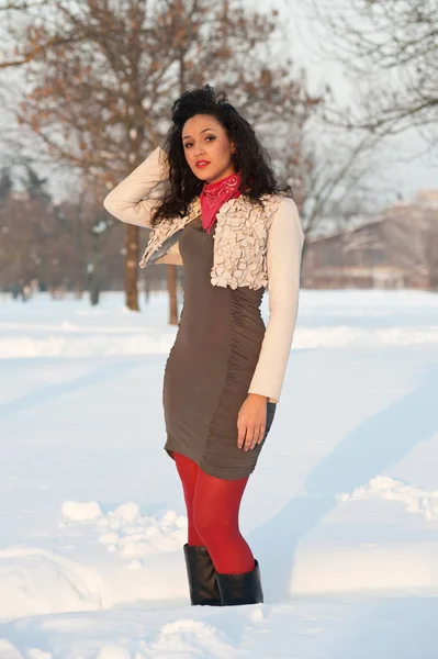 Retrato de menina bonita no tempo de inverno se divertindo com neve . — Fotografia de Stock