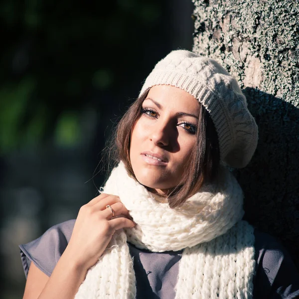 Szép fiatal nő visel, fehér gyapjú kalap őszi portré. — Stock Fotó