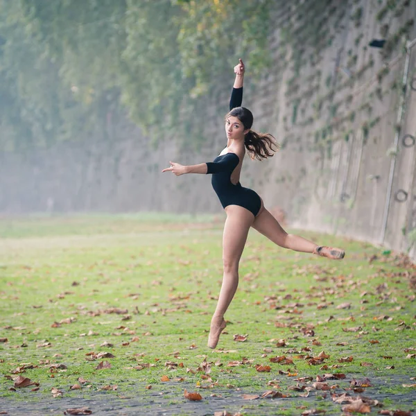 Jovem bela bailarina pulando na beira do rio Tevere em Roma, eu — Fotografia de Stock