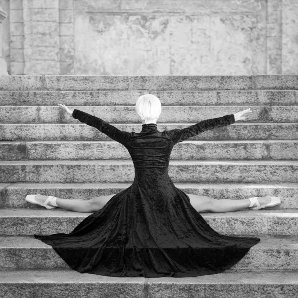 Młode piękne baleriny z czarna długa sukienka pozowanie na pincio — Zdjęcie stockowe
