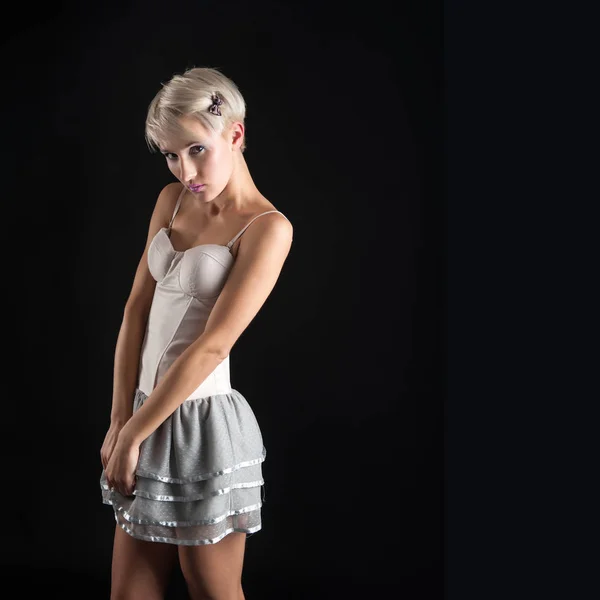 Vacker Blond Flicka Porträtt Med Kort Klänning Isolerad Mot Svart — Stockfoto