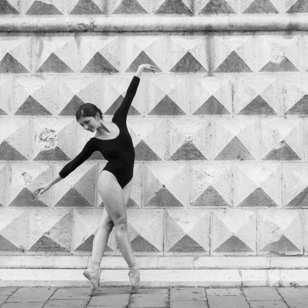 年轻美丽的芭蕾舞表演在宫前户外跳舞 — 图库照片
