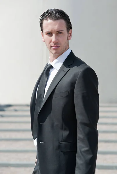 Confident young business man looking at camera. — Stock Photo, Image