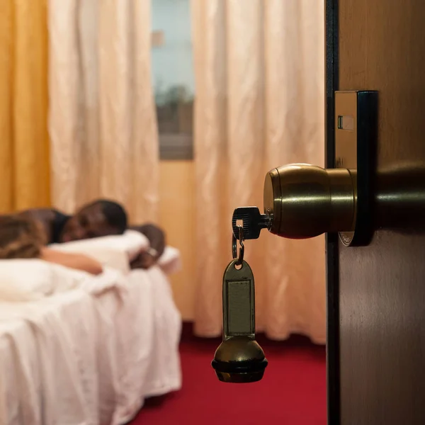 Hotel Door Key Young Couple Relaxing Bed Background — Stock fotografie