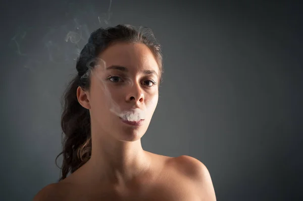 Mujer Fumando Sobre Fondo Oscuro Estudio Foto Moda — Foto de Stock