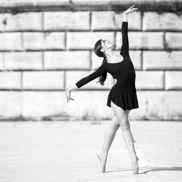 Unga Vackra Ballerina Dans Ute Tiberina Island Rom Italien Svartvit — Stockfoto