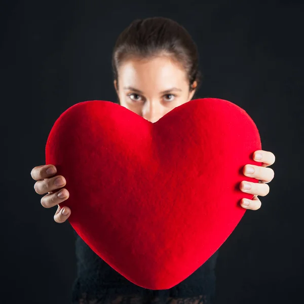 Corazón Rojo Sostenido Por Mujer Joven Sobre Fondo Negro — Foto de Stock