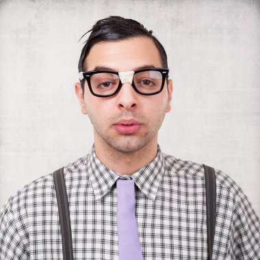 Grunge arka planda izole gözlükile genç nerd Portresi. 