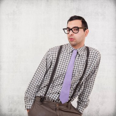 Grunge arka planda izole gözlükile genç nerd Portresi. 