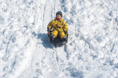 Çocuk karda Bob 'la kayıyor.. 