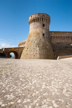 Mastio cilindrico della Rocca olarak bilinen Acquaviva Picena kalesi, İtalya
