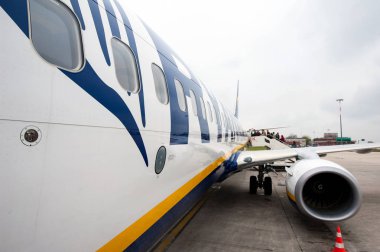 Bologna, İtalya - 9 Nisan: Bologna havaalanında Ryanair Jet uçağına binmek. Ryanair dünyanın en büyük düşük maliyetli havayolu şirketidir. 9 Nisan 2013, Bologna, İtalya. 