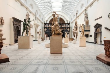 Londra, Birleşik Krallık - 16 Nisan 2014: Victoria ve Albert Müzesi iç görünümü. 