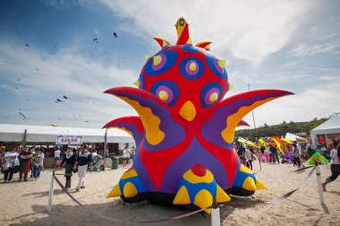 Cervia, İtalya - 25 Nisan: Sky Nisan'da Uluslararası Uçurtma Festivali için uçurtma dolu 25, 2013 Cervia