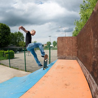Halfpipe skatepark, üzerinden aşağı yuvarlanan kaykaycı. 