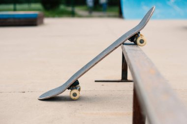 Skatepark'ta yerde eski kullanılmış kaykay. Sığ alan derinliği.