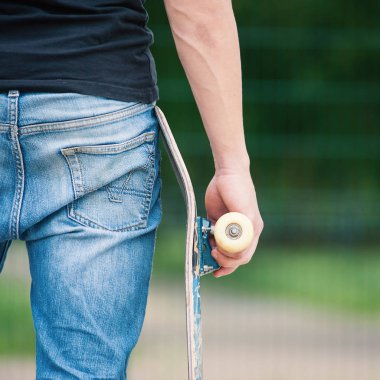 Kaykay tutan adamın detayları.