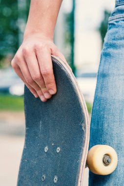 Kaykay ı tutan adam elinin detayı.