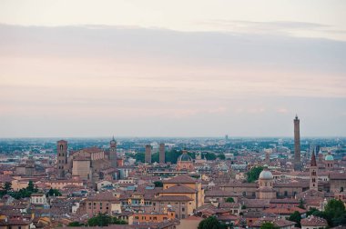 Gün batımında İtalya'nın Bologna çatılarının panoramik manzarası.